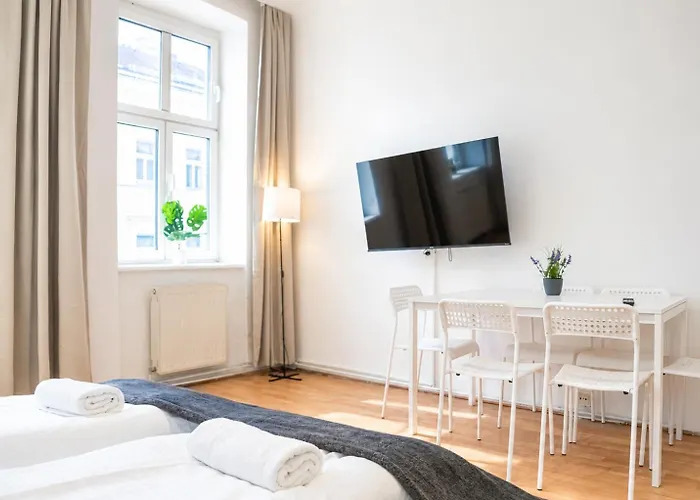 Stylish 2br Near Wiener Stadthalle & Suitable For Long דירה *