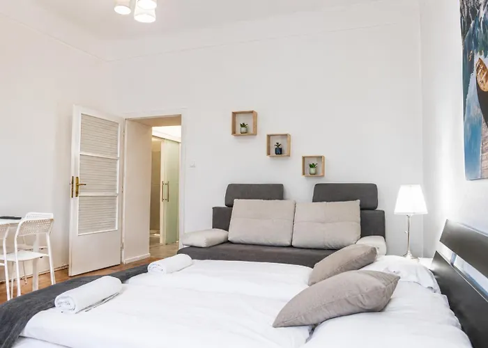 Stylish 2br Near Wiener Stadthalle & Suitable For Long דירה *