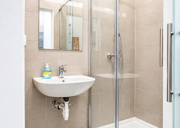 Stylish 2br Near Wiener Stadthalle & Suitable For Long דירה