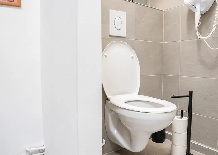 Stylish 2br Near Wiener Stadthalle & Suitable For Long וינה